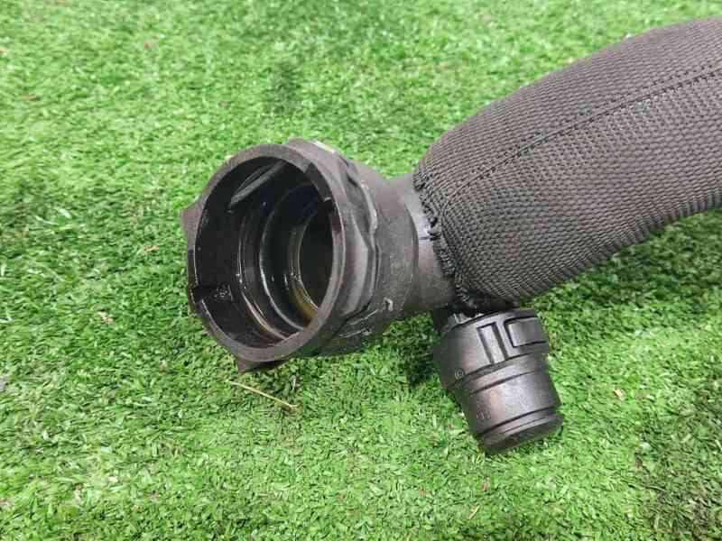 LR113130 Upper radiator hose 3.0 Range Rover Sport L494 (2014-2022) Used cost 45 € in stock 4 pcs.