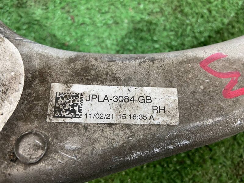 LR113262 Front suspension arm, right upper Land Rover Discovery 5 L462 (2017-) Used cost 95 € in stock 10 pcs.