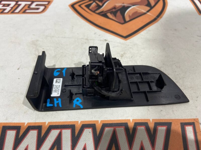 LR113294 Switch molding left rear door card Land Rover Discovery 5 L462 used cost 30 € in stock 1 pcs.