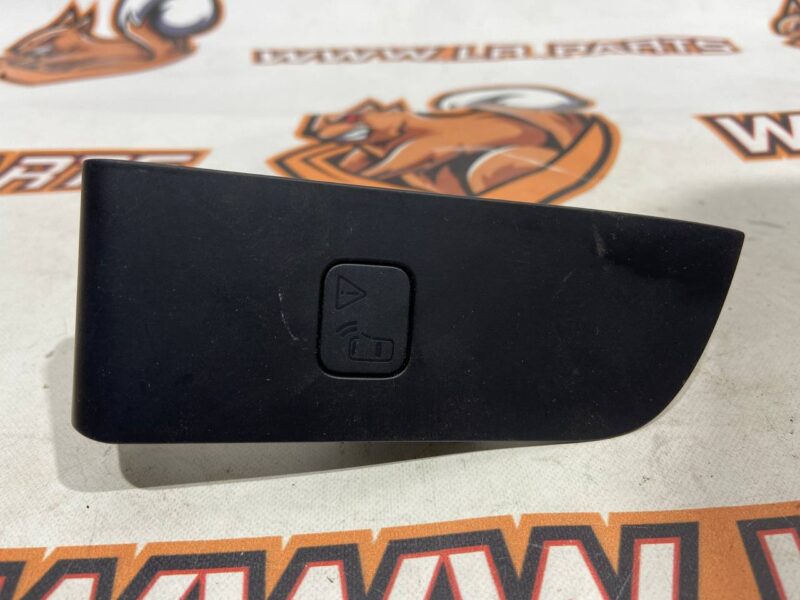 LR113294 Switch molding left rear door card Land Rover Discovery 5 L462 used cost 30 € in stock 1 pcs.