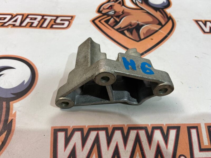 LR114108 Exhaust pipe bracket Land Rover Discovery Sport L550 (2015-) used cost 25 € in stock 3 pcs.