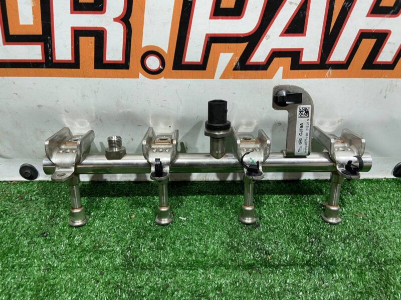 LR114169 Fuel rail Range Rover Velar L560 (2018-) Used cost 70 € in stock 1 pcs.