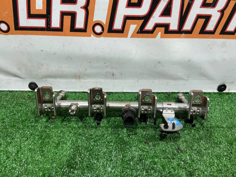 LR114169 Fuel rail Range Rover Velar L560 (2018-) Used cost 70 € in stock 1 pcs.
