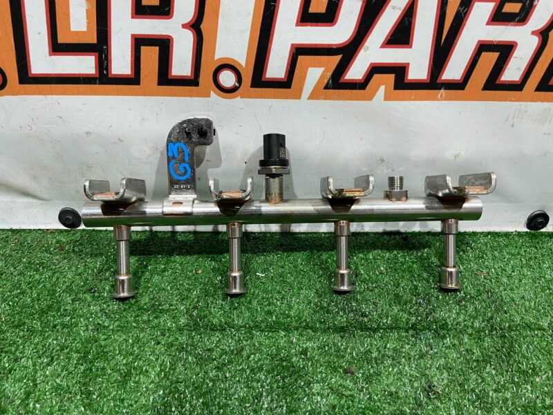 LR114169 Fuel rail Range Rover Velar L560 (2018-) Used cost 70 € in stock 1 pcs.