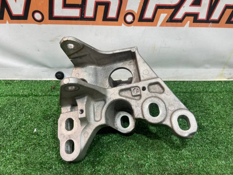 LR114215 LAND ROVER DISCOVERY SPORT (L550) 2015 engine bracket- Used cost 60 € in stock 2 pcs.