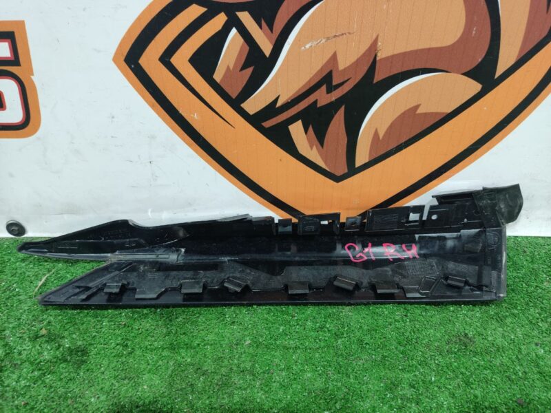 LR115145 Body molding right LAND ROVER DISCOVERY 5 Used cost 35 € in stock 3 pcs.