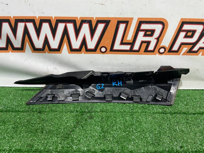 LR115145 Body molding right LAND ROVER DISCOVERY 5 Used cost 35 € in stock 3 pcs.