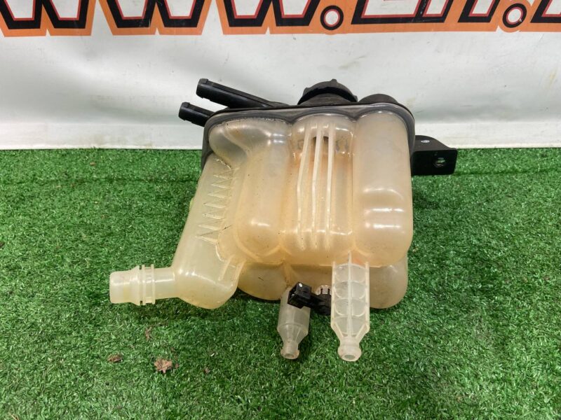 LR115228 Expansion tank for cooling system Land Rover Discovery Sport L550 (2015-) Used cost 50 € in stock 4 pcs.