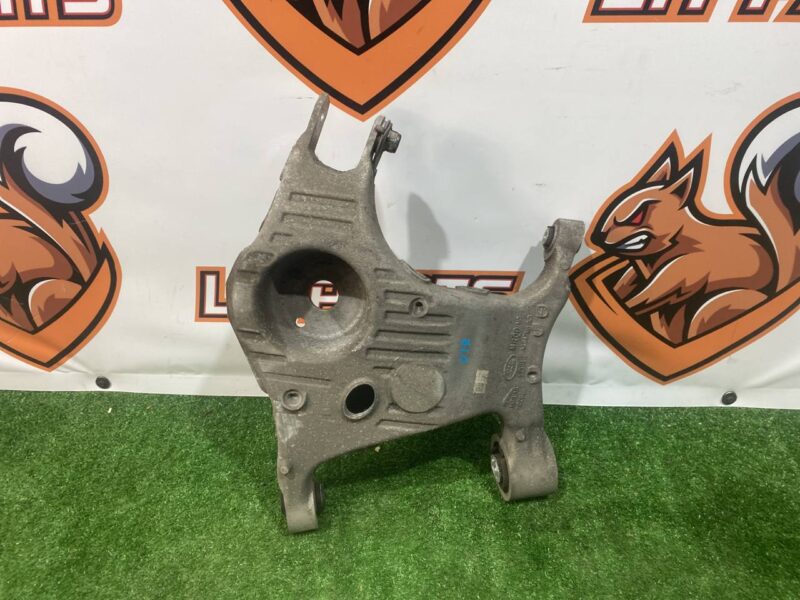 LR116284 Rear right lower control arm Range Rover Velar L560 (2018-) Used cost 100 € in stock 7 pcs.