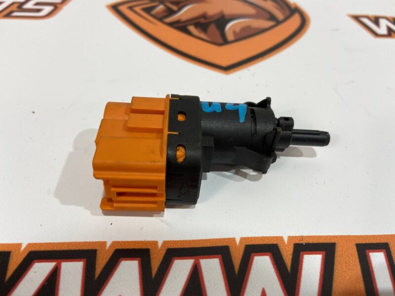 LR116715 Brake light switch RANGE ROVER VELAR (L560) Used cost 10 € in stock 6 pcs.