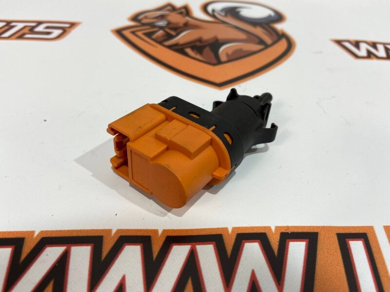 LR116715 Brake light switch RANGE ROVER VELAR (L560) Used cost 10 € in stock 6 pcs.