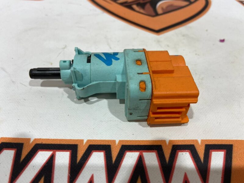 LR116715 Brake light switch RANGE ROVER VELAR (L560) Used cost 10 € in stock 6 pcs.