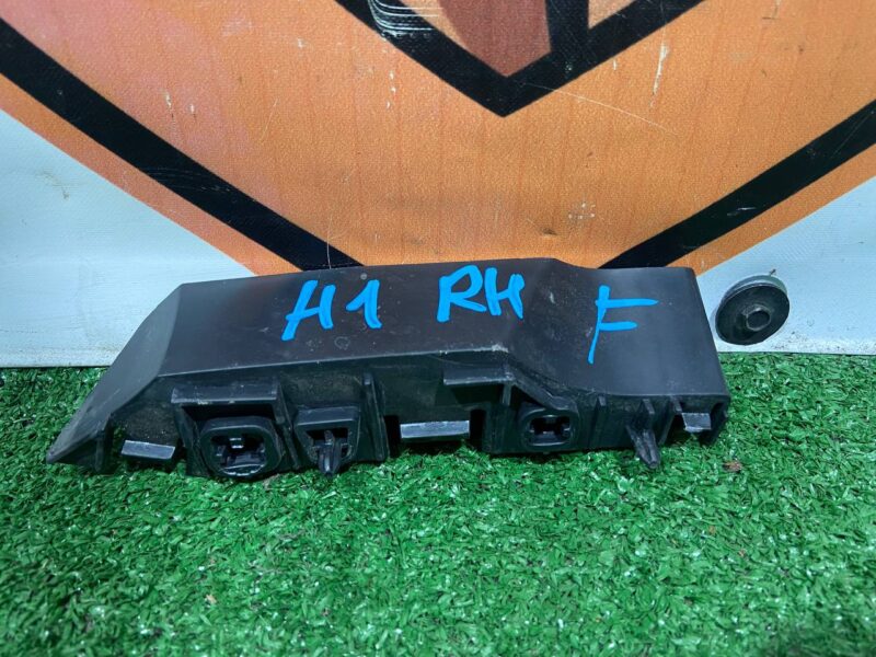 LR116771 Bumper mounting bracket right Range Rover L405 (2013-2021) Used cost 13 € in stock 6 pcs.