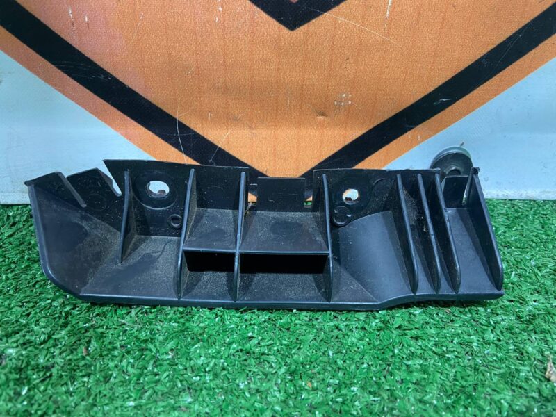 LR116771 Bumper mounting bracket right Range Rover L405 (2013-2021) Used cost 13 € in stock 6 pcs.