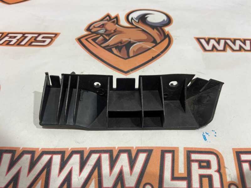 LR116778 Bumper mounting bracket left Range Rover L405 (2013-2021) Used cost 16 € in stock 8 pcs.