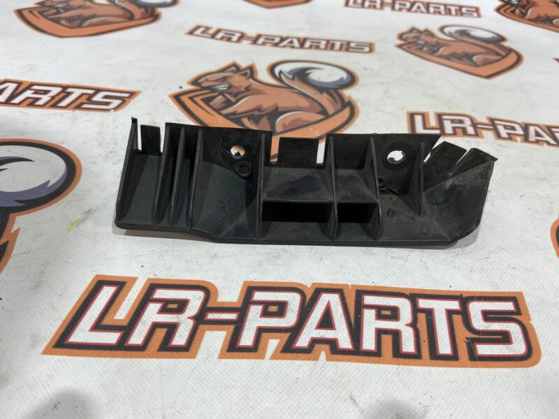 LR116778 Bumper mounting bracket left Range Rover L405 (2013-2021) Used cost 16 € in stock 8 pcs.