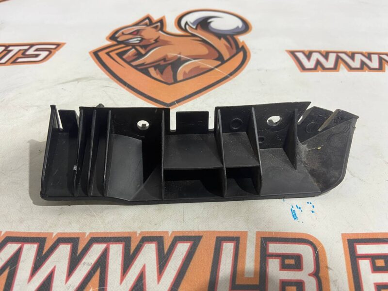 LR116778 Bumper mounting bracket left Range Rover L405 (2013-2021) Used cost 16 € in stock 8 pcs.