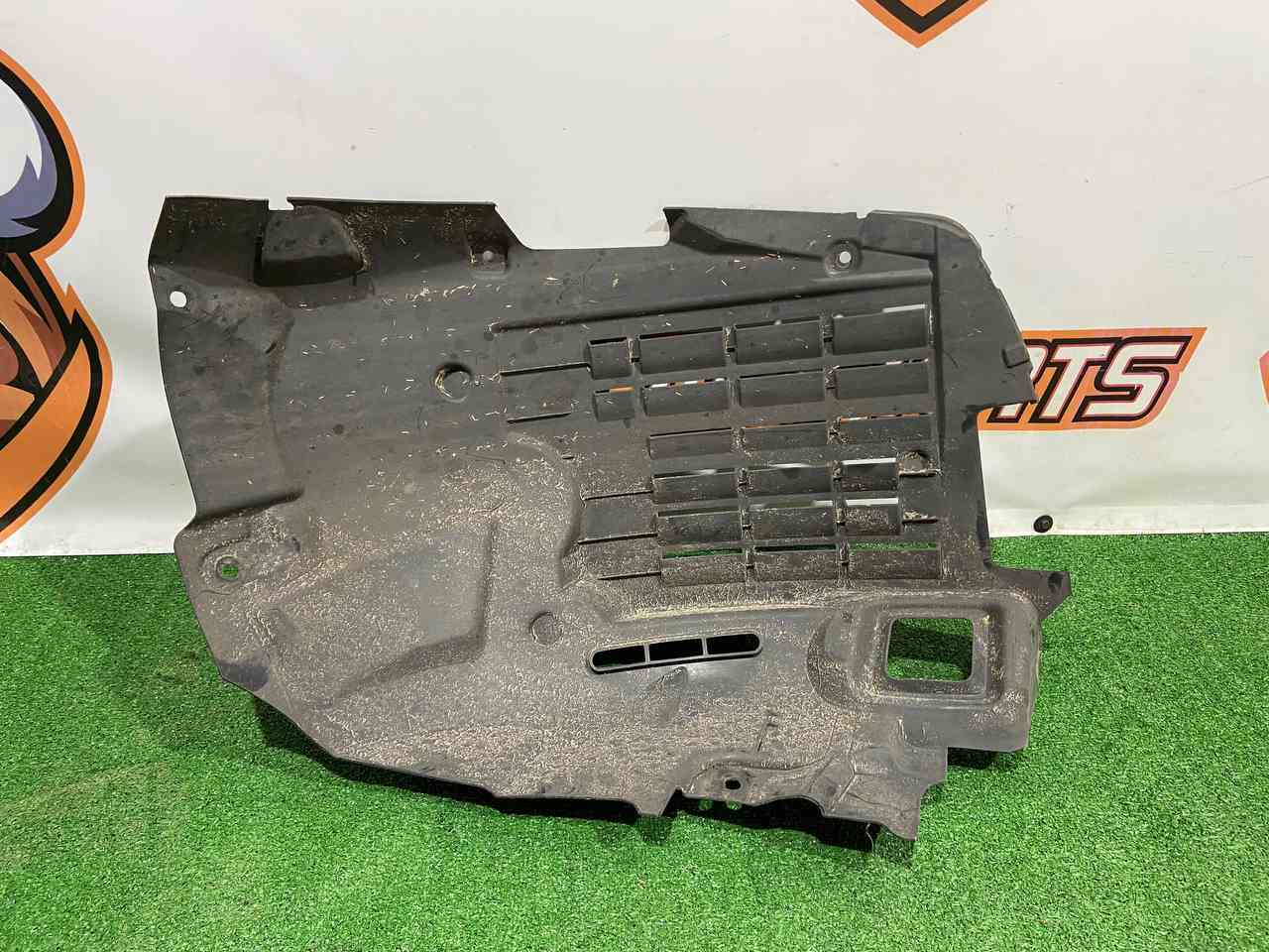 LR146222 Front right fender liner (front part) 2018 - Range Rover Sport L494 (2014-2022) Used cost 70 € in stock 1 pcs.