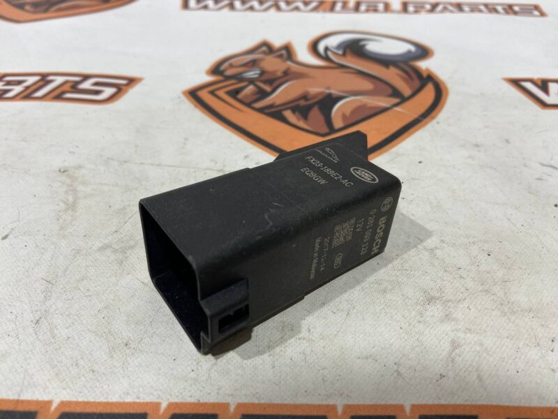 LR117592 Additional heater control unit Land Rover Discovery 5 Used cost 48,89 € in stock 26 pcs.