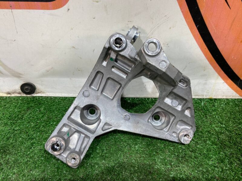 LR181144 Air conditioning compressor bracket 3.0TD Range Rover Sport L494 (2014-2022) Used cost 40 € in stock 3 pcs.