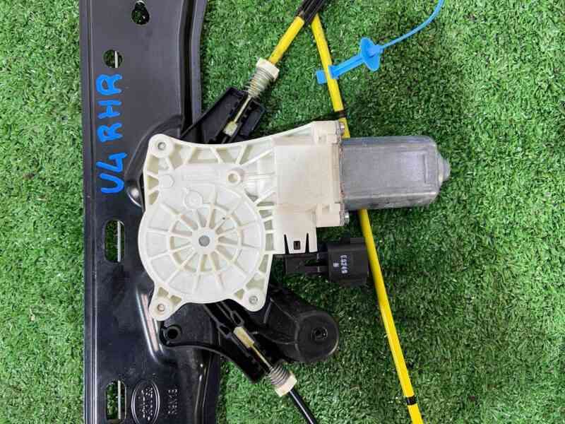 LR124299 Glass underwear rear right electr.   Range Rover Velar L560 (2018-) used cost 100 € in stock 6 pcs.