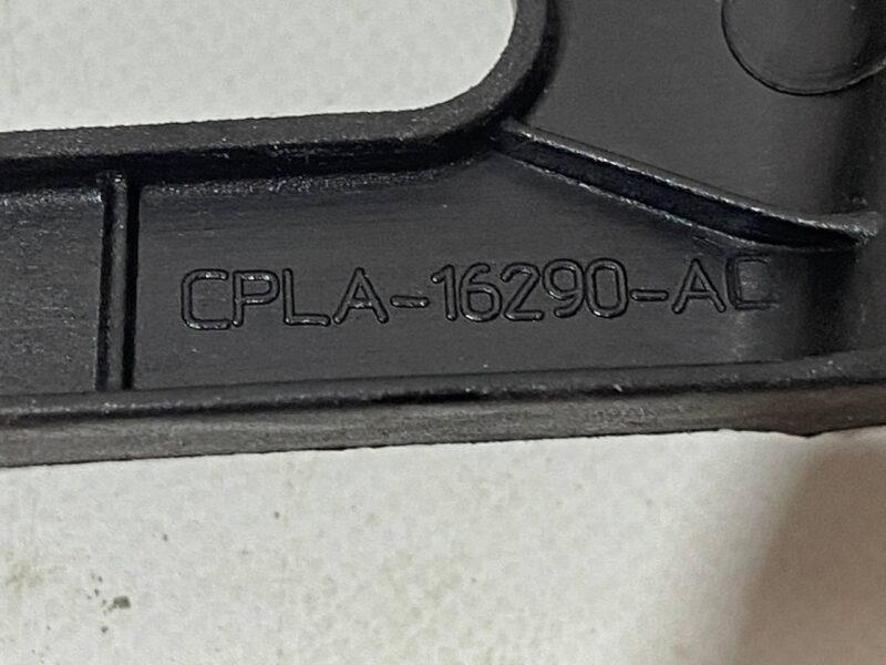 LR124567 Wing mounting bracket right Range Rover Sport L494 (2014-2022) Used cost 18 € in stock 4 pcs.