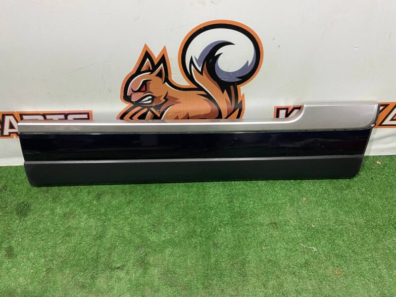 LR125980 Front right door molding Range Rover L405 (2013-2021) Used cost 75 € in stock 10 pcs.