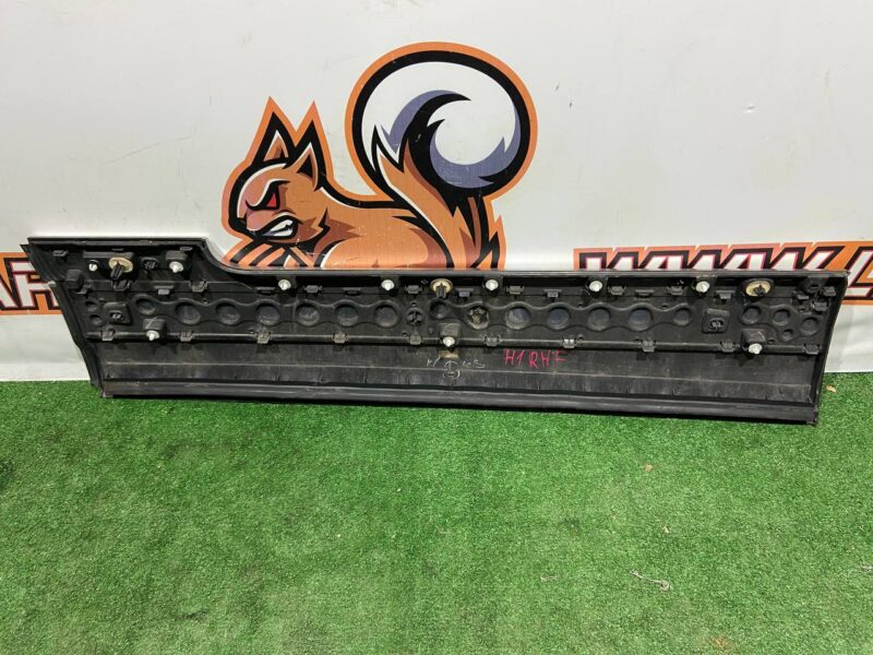 LR125980 Front right door molding Range Rover L405 (2013-2021) Used cost 75 € in stock 10 pcs.