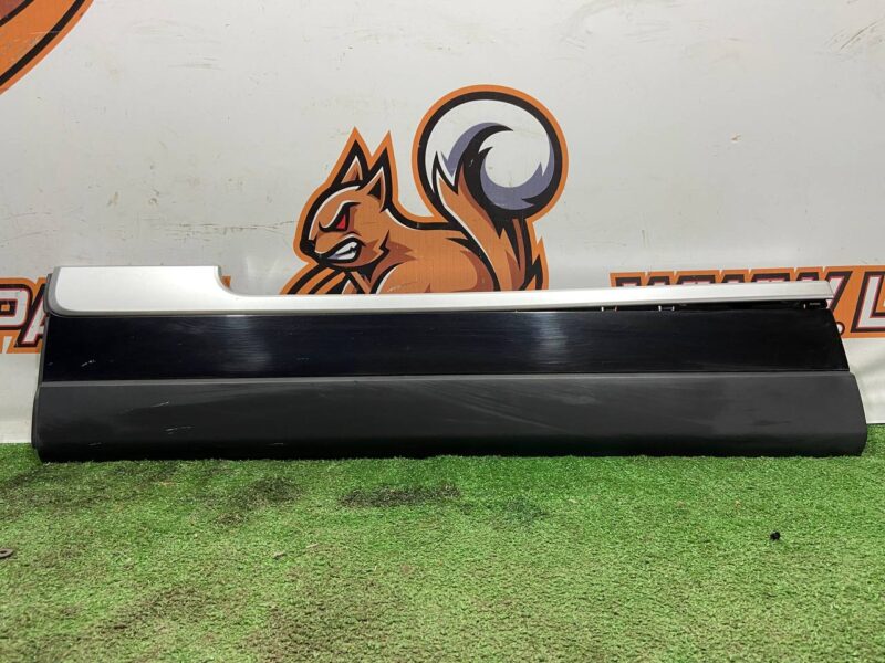 LR125981 Front left door molding Range Rover L405 (2013-2021) Used cost 85 € in stock 8 pcs.
