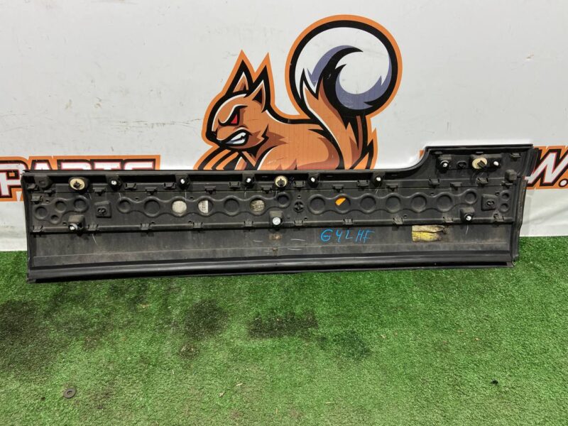 LR125981 Front left door molding Range Rover L405 (2013-2021) Used cost 85 € in stock 8 pcs.