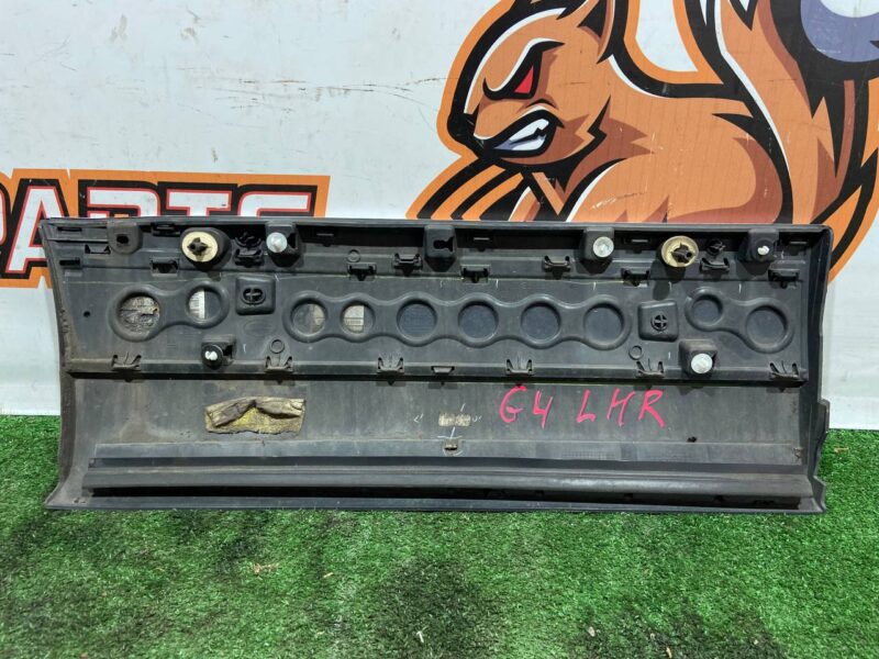 LR125983 Rear left door molding Range Rover L405 (2013-2021) Used cost 50 € in stock 10 pcs.