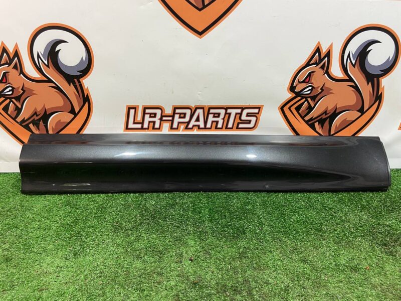 LR125987 Front right door molding Range Rover Sport L494 (2014-2022) Used cost 50 € in stock 1 pcs.