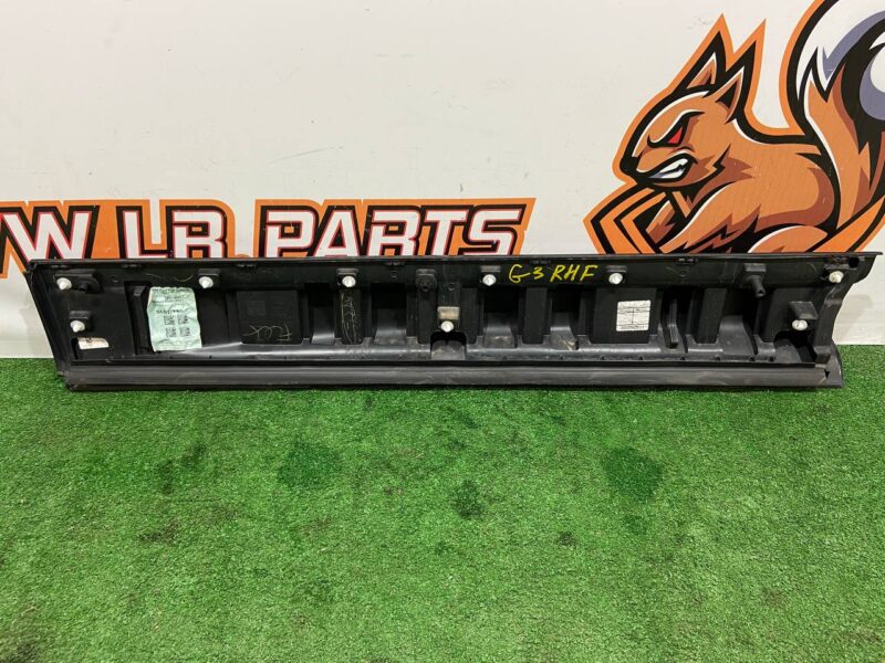 LR125987 Front right door molding Range Rover Sport L494 (2014-2022) Used cost 50 € in stock 1 pcs.