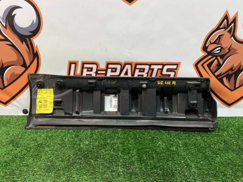 LR125994 Door molding rear left Range Rover Sport L494 (2014-2022) Used cost 50 € in stock 1 pcs.