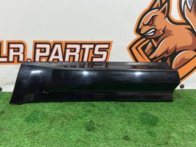 LR125994 Door molding rear left Range Rover Sport L494 (2014-2022) Used cost 50 € in stock 1 pcs.