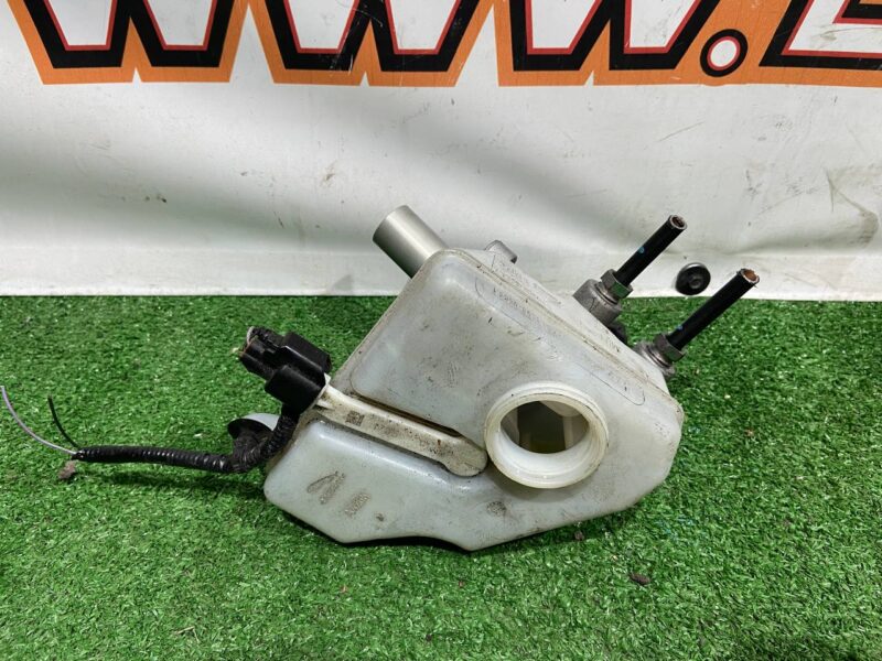 LR126060 Brake master cylinder Range Rover Velar L560 (2018-) Used cost 100 € in stock 4 pcs.