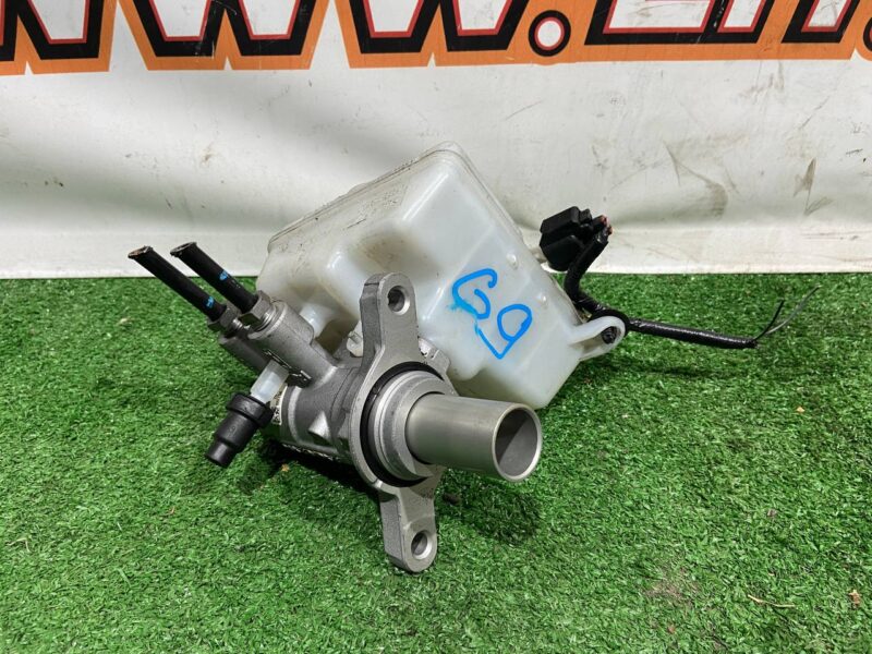 LR126060 Brake master cylinder Range Rover Velar L560 (2018-) Used - Image 12