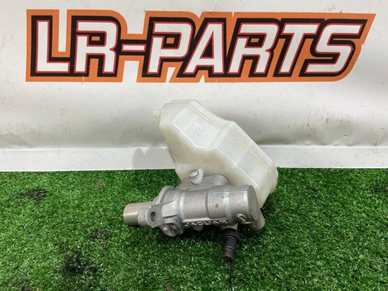 LR126060 Brake master cylinder Range Rover Velar L560 (2018-) Used cost 100 € in stock 4 pcs.
