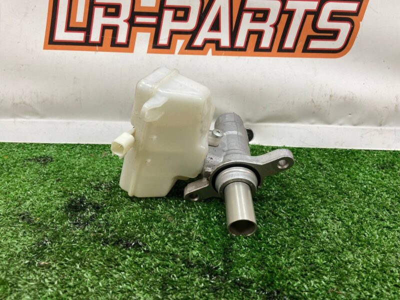 LR126060 Brake master cylinder Range Rover Velar L560 (2018-) Used cost 100 € in stock 4 pcs.