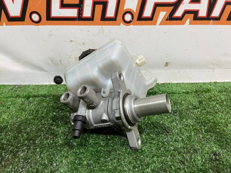 LR126060 Brake master cylinder Range Rover Velar L560 (2018-) Used cost 100 € in stock 4 pcs.