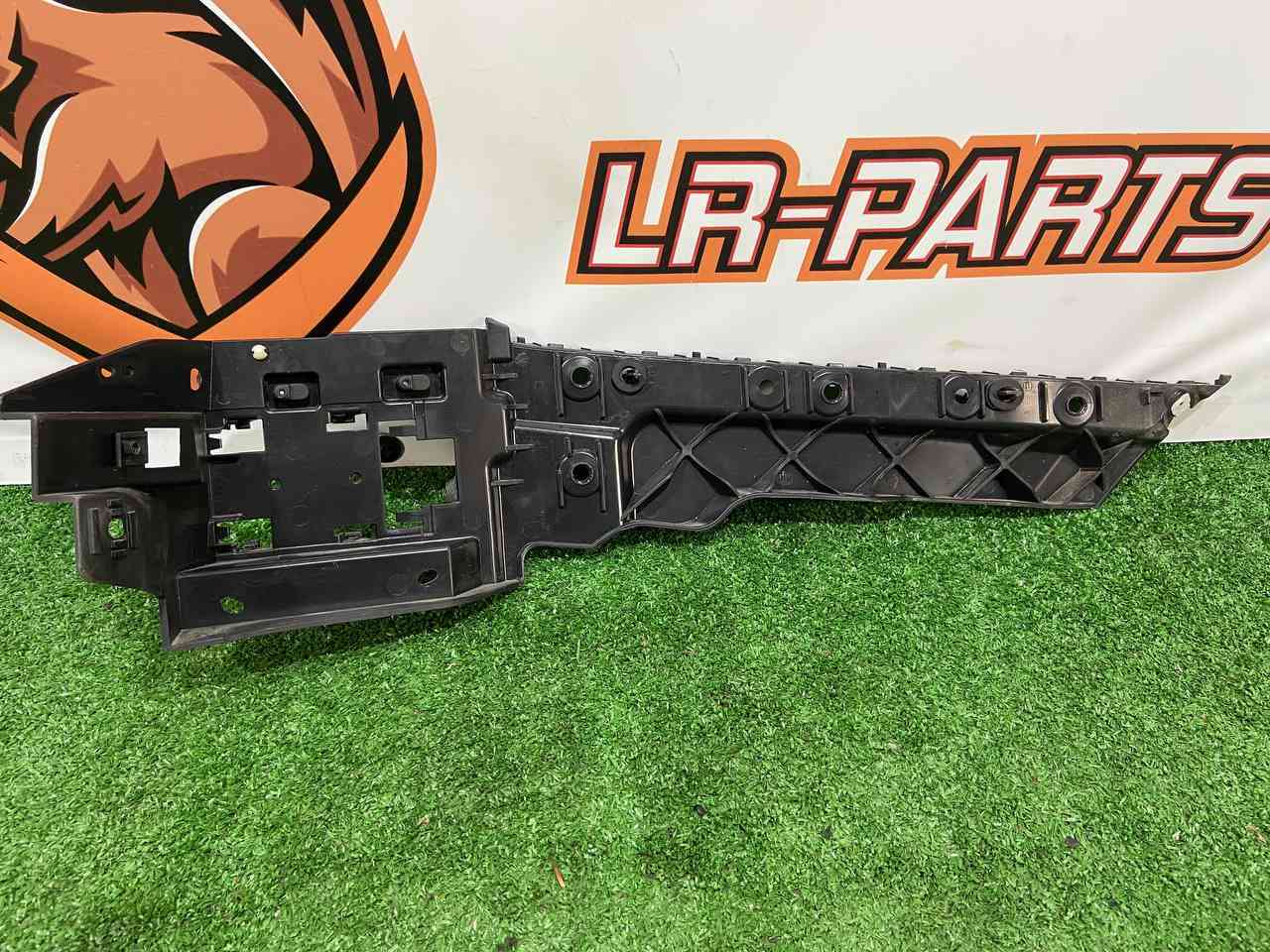 LR128160 Rear Left Bumper Bracket Mount Range Rover Sport L494 (2014-2022) Used cost 50 € in stock 1 pcs.
