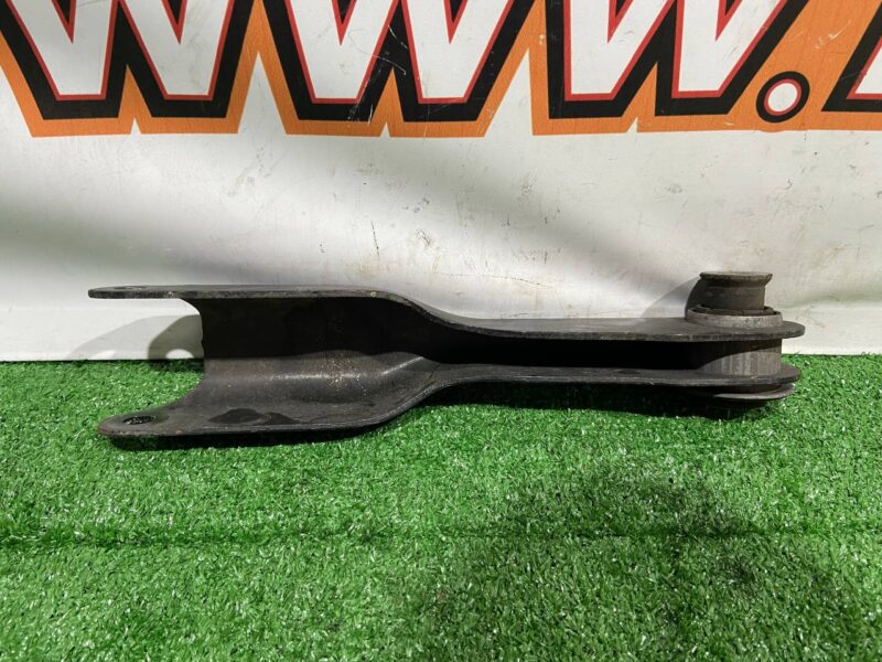 LR128794 Rear suspension arm right front lower Land Rover Discovery 5 L462 (2017-) used cost 27 € in stock 5 pcs.
