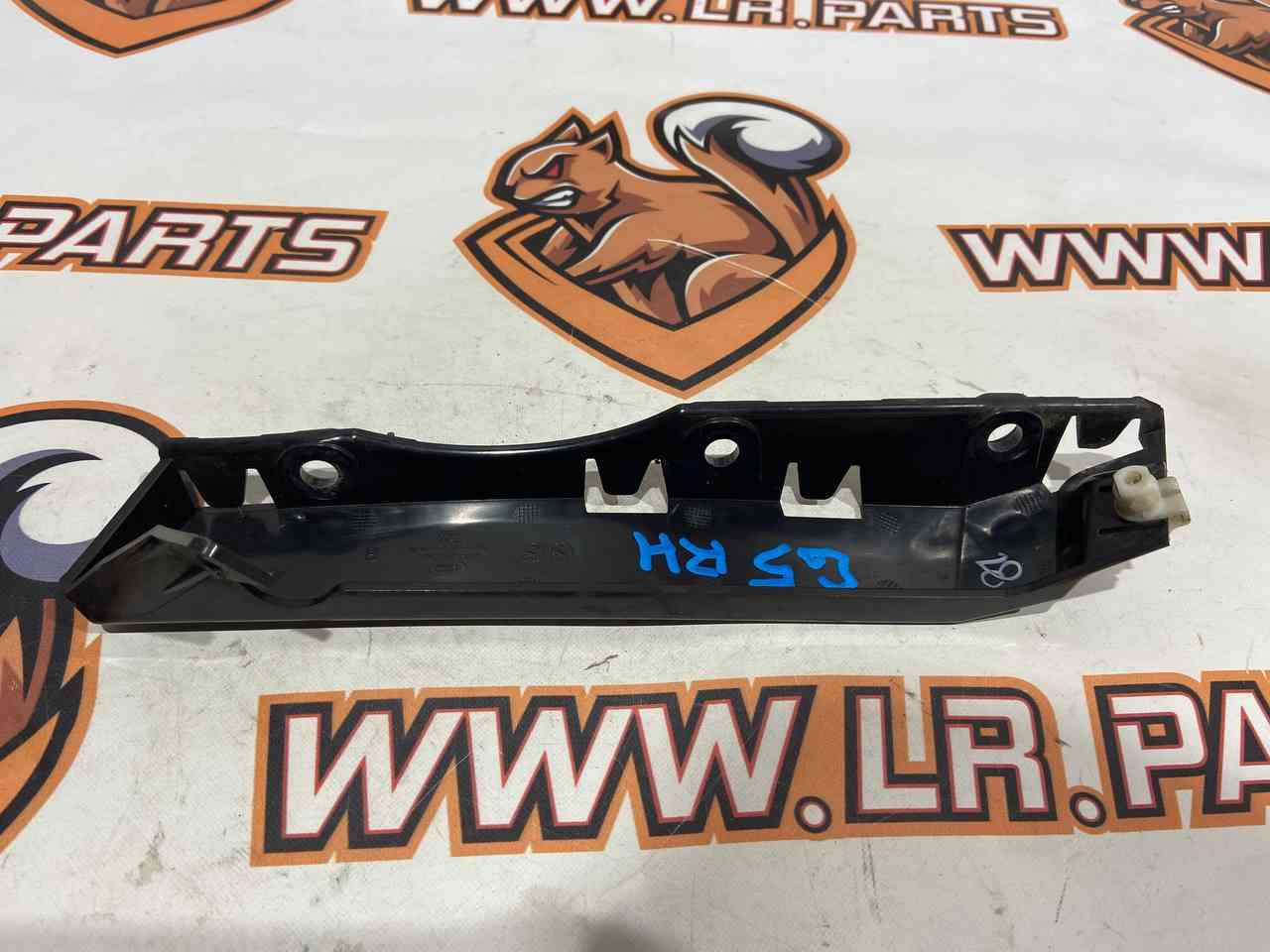 LR129881 Right bumper bracket mount Land Rover Discovery 5 L462 (2017-) Used cost 25 € in stock 1 pcs.