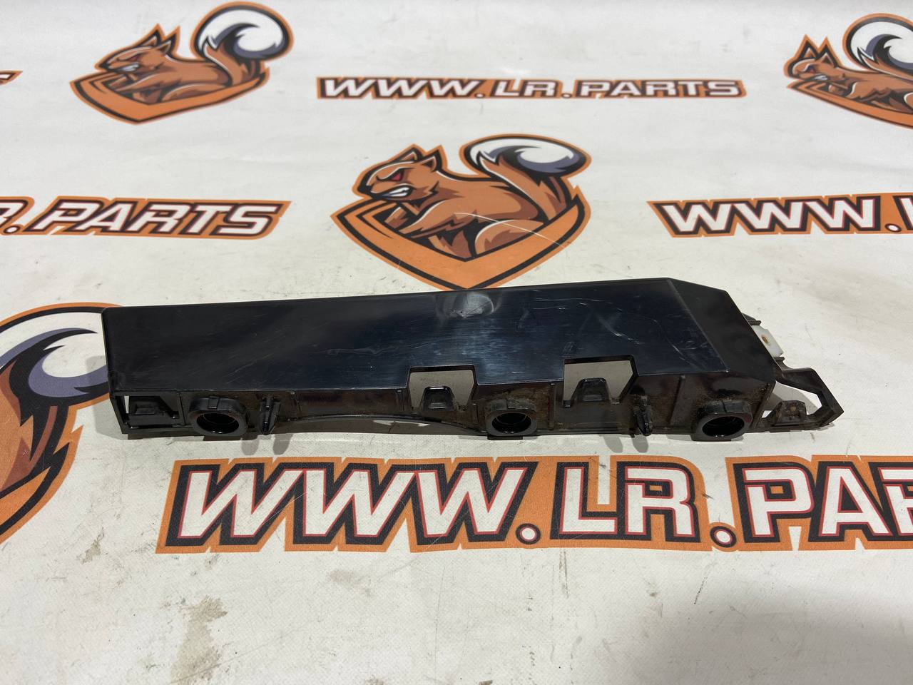 LR129881 Right bumper bracket mount Land Rover Discovery 5 L462 (2017-) Used cost 25 € in stock 1 pcs.