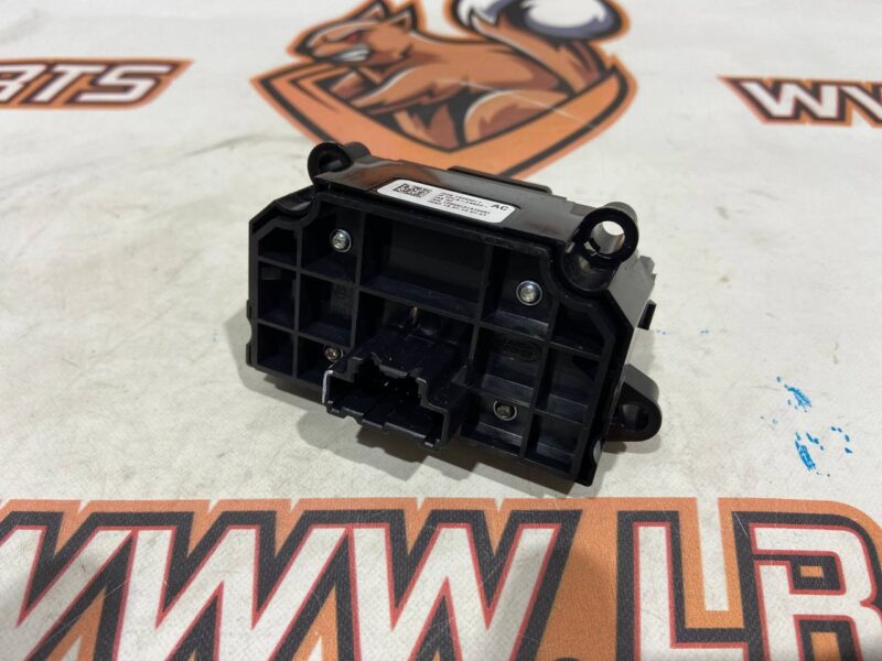 LR133124 Parking brake switch Range Rover L405 (2013-2021) Used cost 20 € in stock 1 pcs.