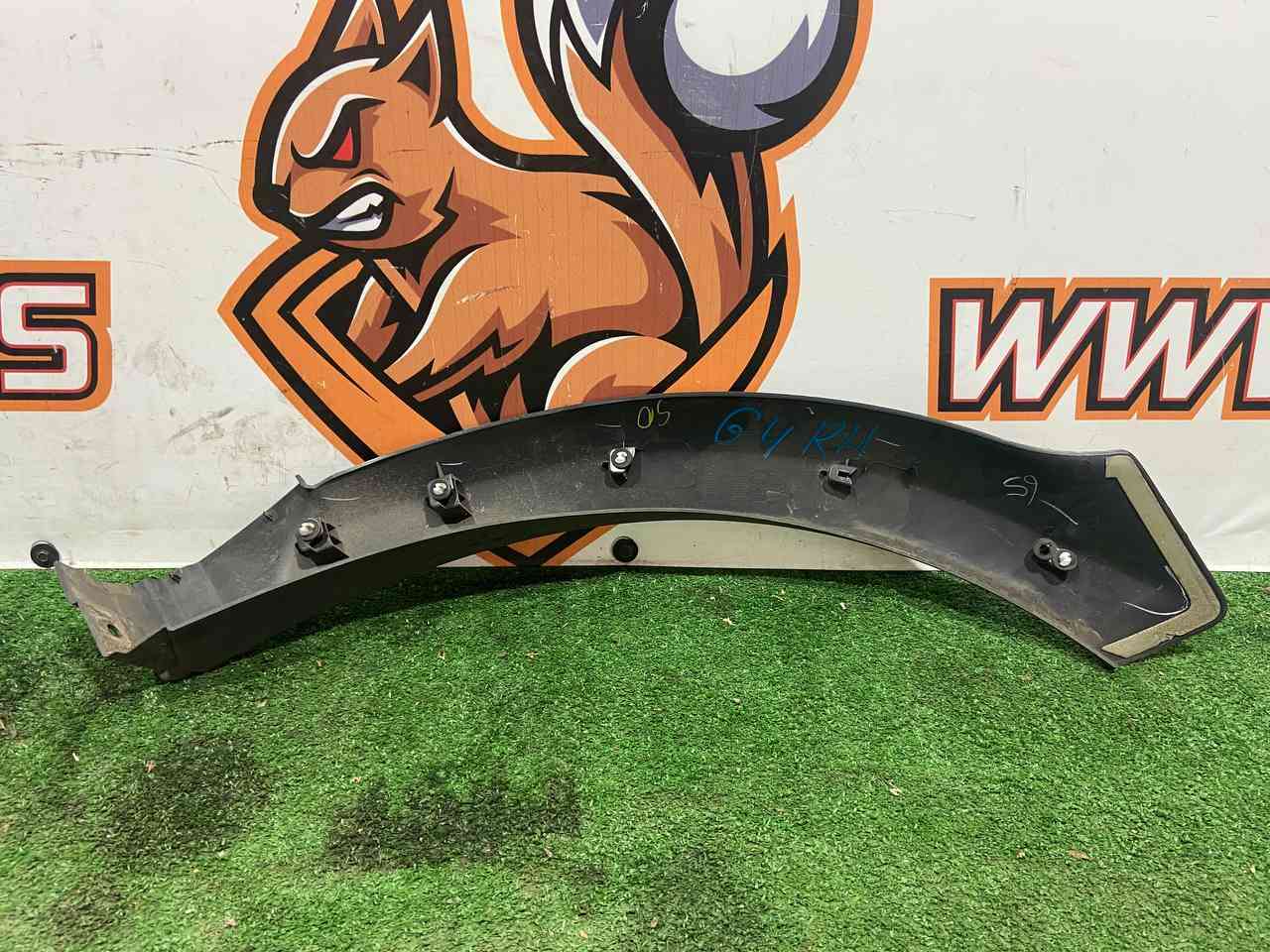 LR136798 Rear arch molding right Range Rover L405 (2013-2021) Used cost 40 € in stock 4 pcs.