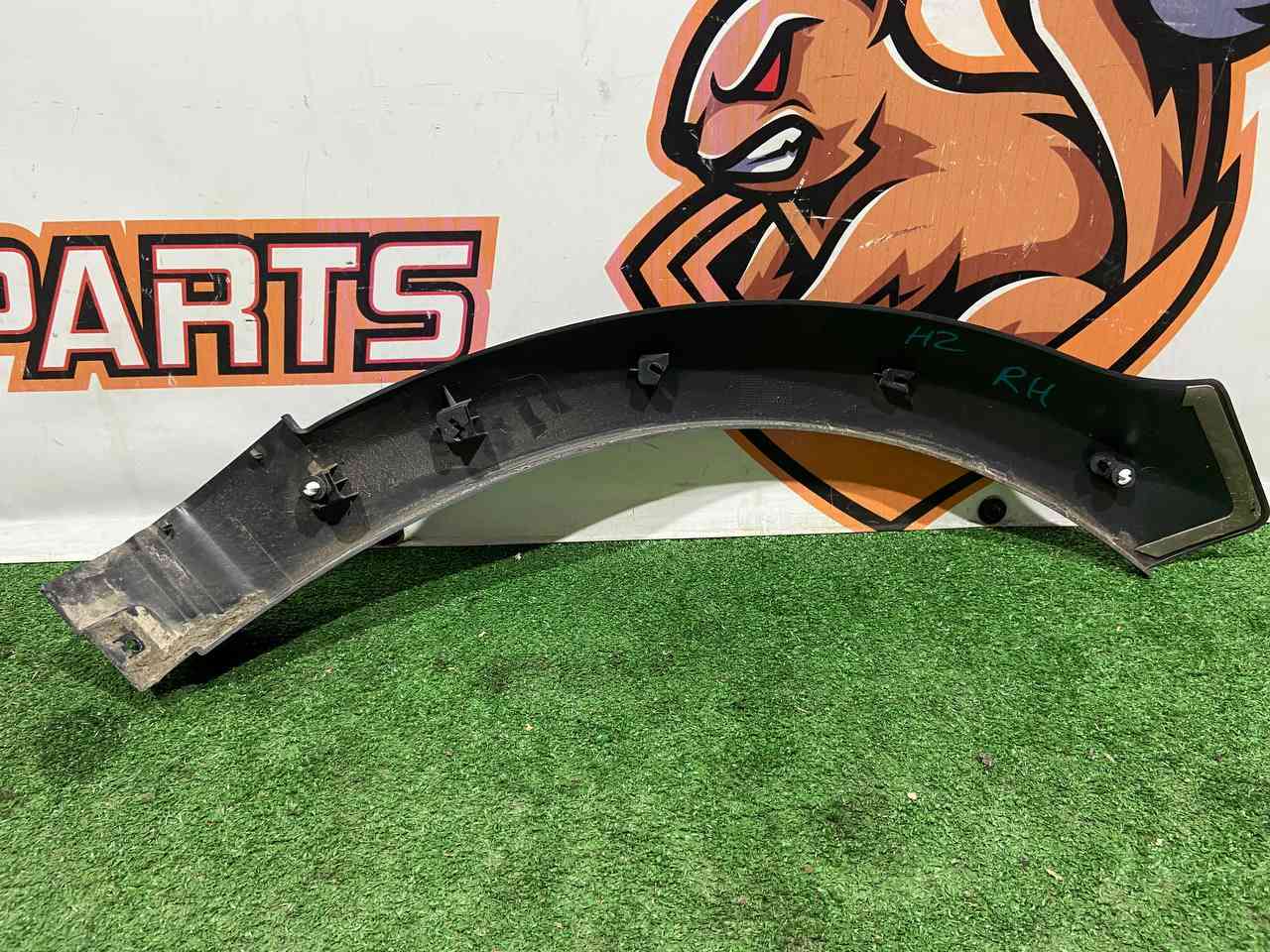 LR136798 Rear arch molding right Range Rover L405 (2013-2021) Used cost 40 € in stock 4 pcs.