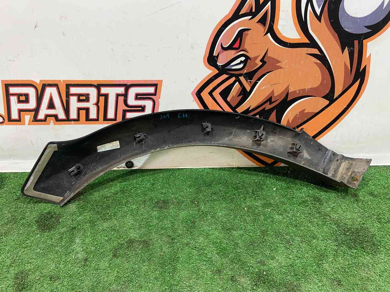 LR136799 Rear arch molding left Range Rover L405 (2013-2021) Used cost 40 € in stock 2 pcs.