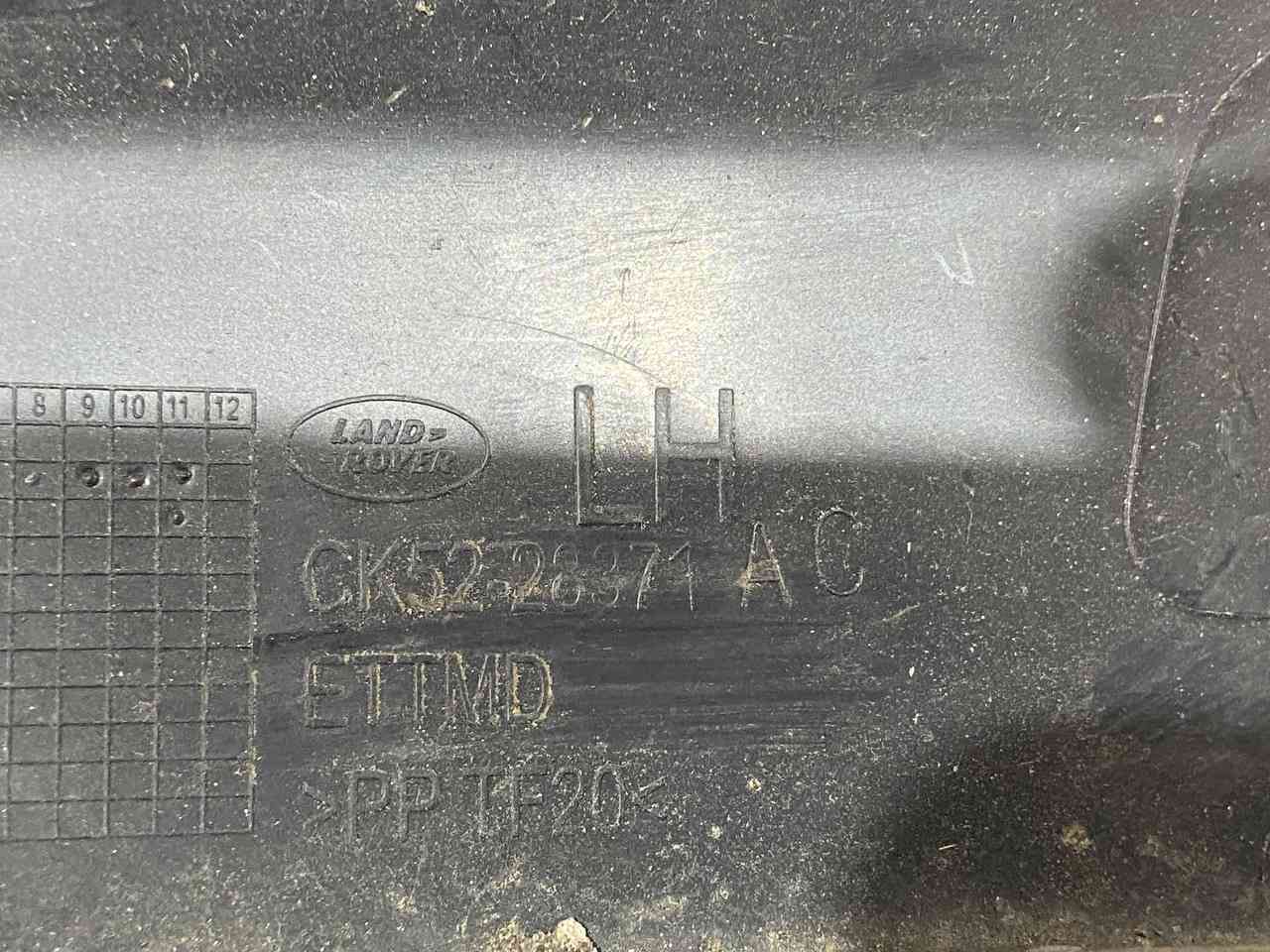 LR136799 Rear arch molding left Range Rover L405 (2013-2021) Used - Image 12