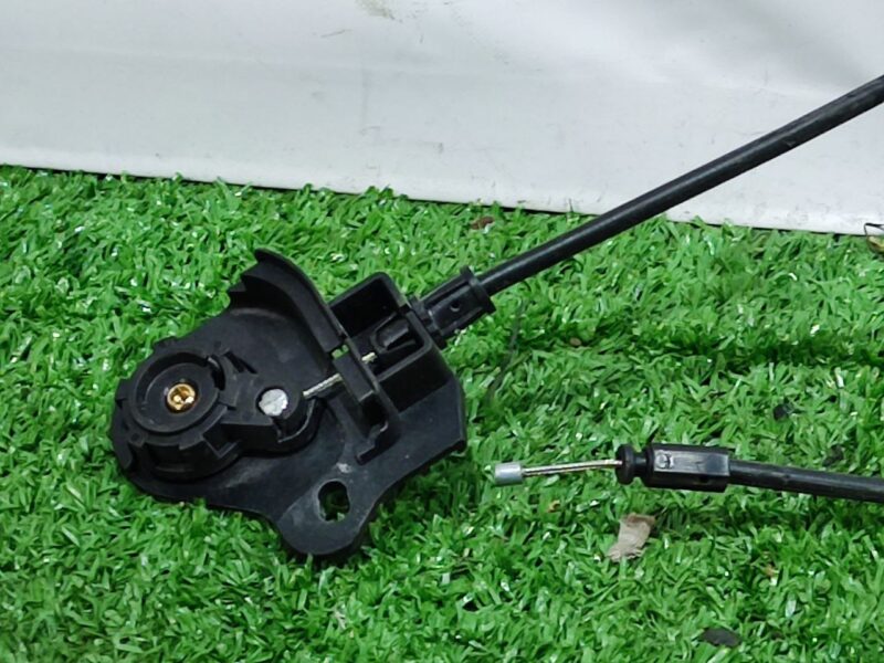 LR137552 Hood opening handle Range Rover Sport L494 (2014-2022) Used cost 4 € in stock 7 pcs.